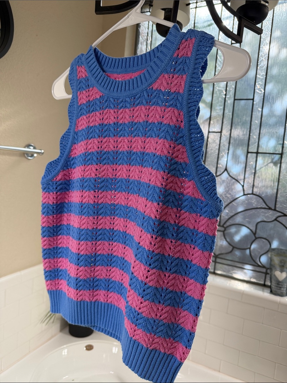 Free assembly pink and blue knitted vest . Measuring a Medium . NEW w o tag